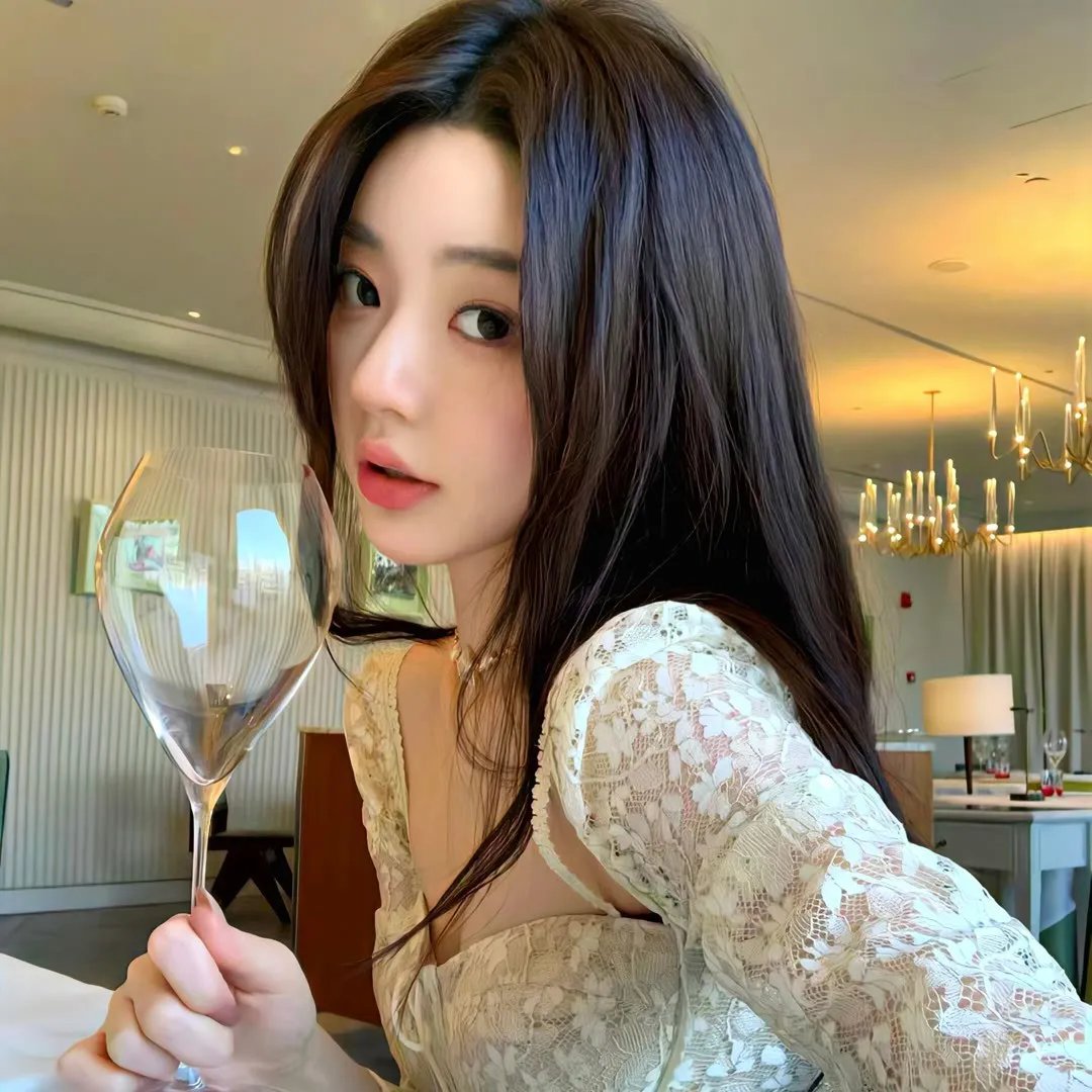 玻璃橱窗中的姑娘